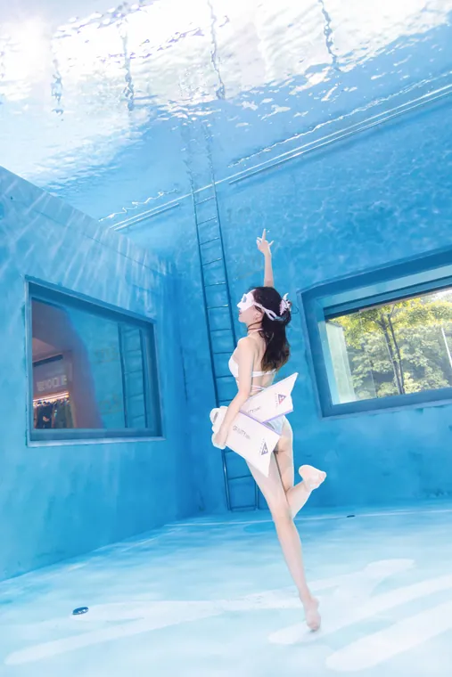 수심 표시가 있는 벽면 앞의 프리다이버